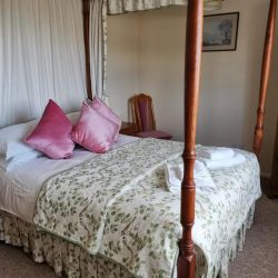 Maxwelton Holiday cottage Porlock Exmoor 4 poster bed with sea views
